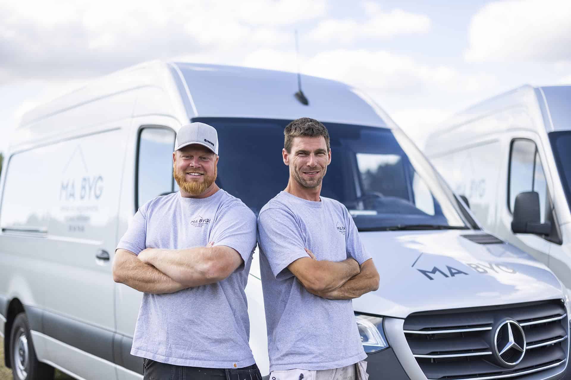 To smilende håndværkere fra MA Byg er klar til udskiftning af døre og vinduer