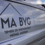 MA Byg logo på firmabil