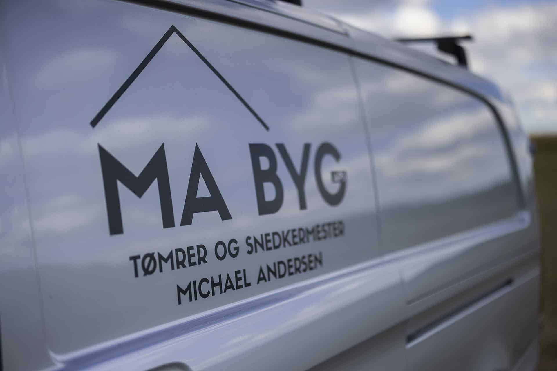 0U2A7923 MA Byg logo på firmabil